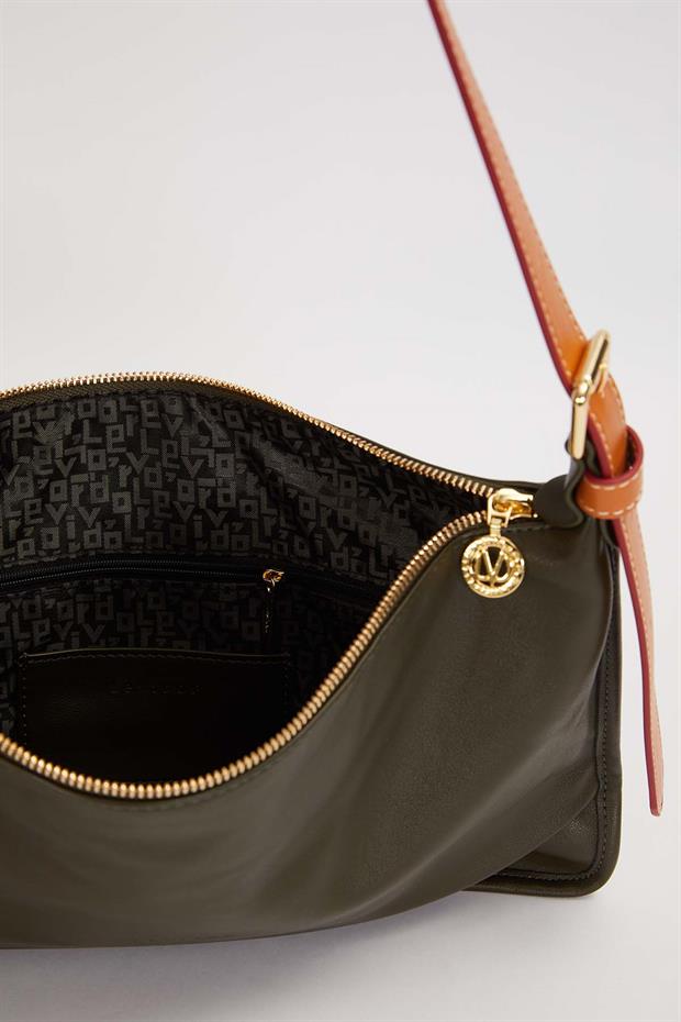 Koyu Yeşil Charm Aksesuar Detaylı Baget Çanta