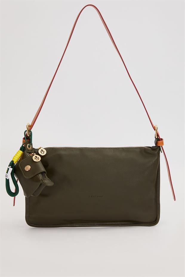 Koyu Yeşil Charm Aksesuar Detaylı Baget Çanta