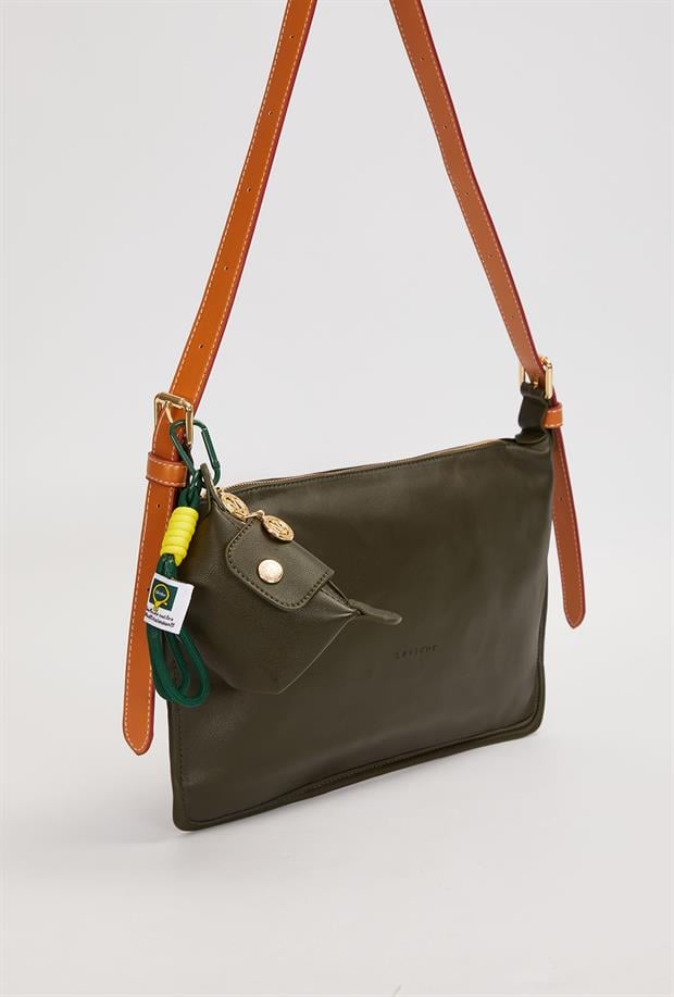 Koyu Yeşil Charm Aksesuar Detaylı Baget Çanta