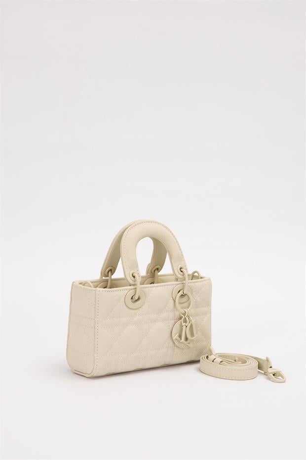 Krem Aksesuarlı Kapitone El Çantası