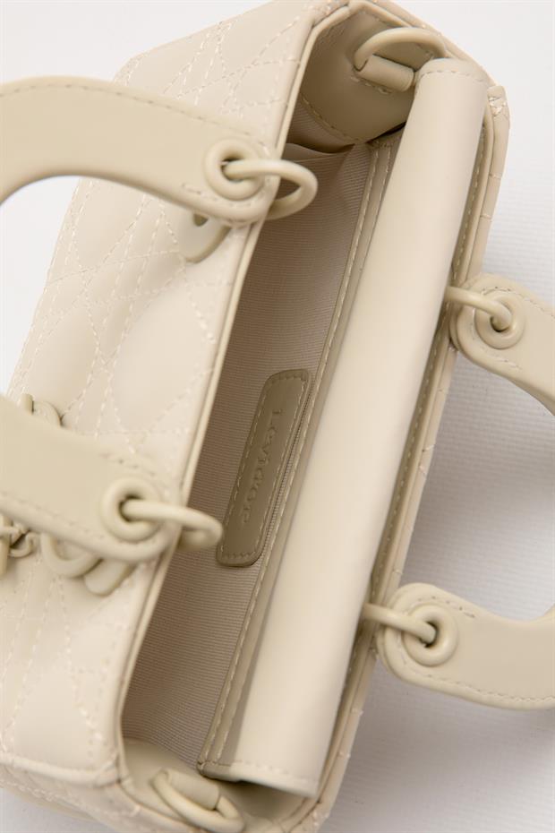 Krem Aksesuarlı Kapitone El Çantası