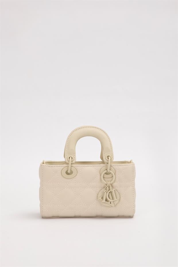 Krem Aksesuarlı Kapitone El Çantası