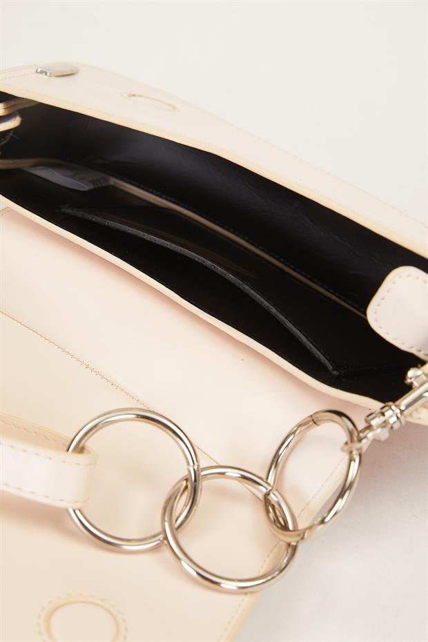 Krem Kapaklı Deri Askılı Baget Çanta