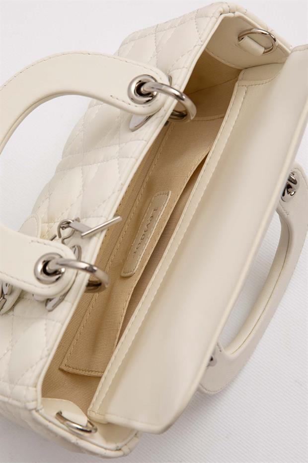 Krem Kapitone Logo Aksesuarlı Omuz Çantası