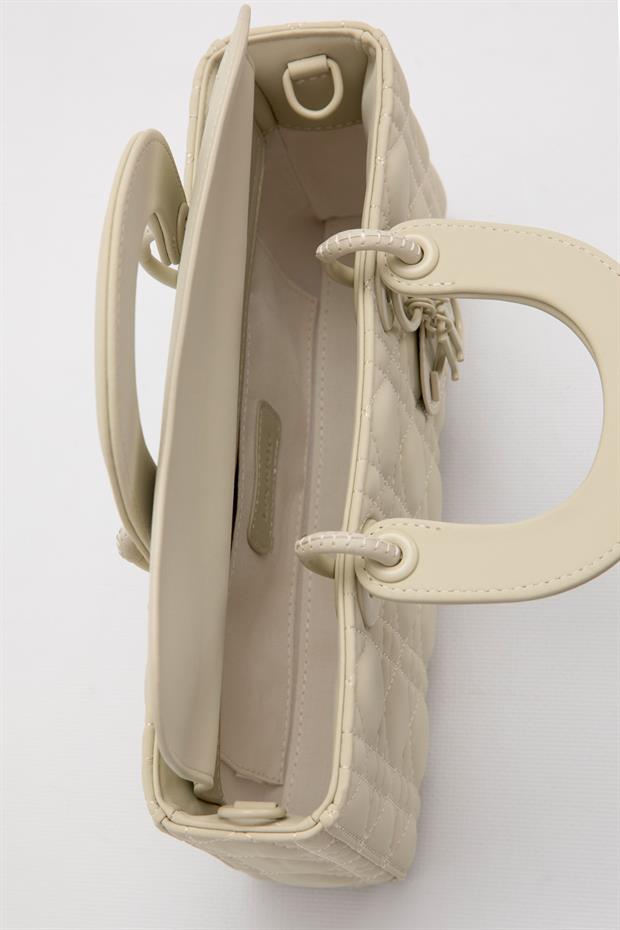 Krem Logo Aksesuar Zincirli Omuz Çantası