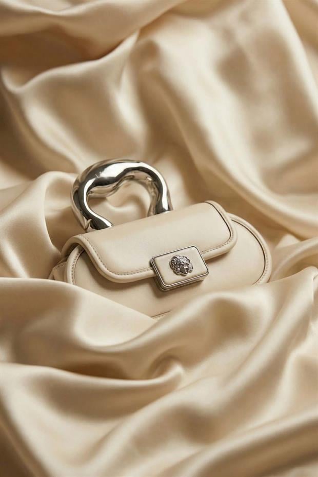 LevidorKrem Oval Görünümlü Metal Aksesuarlı El Çantası