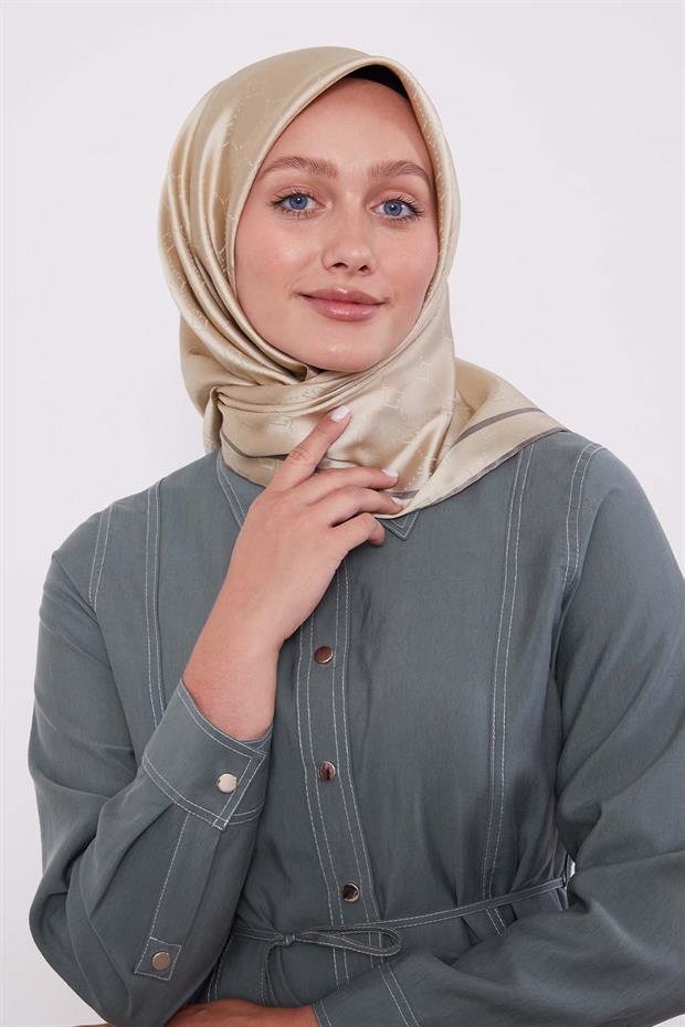 Krem Petek Desen Monogram İpek Eşarp