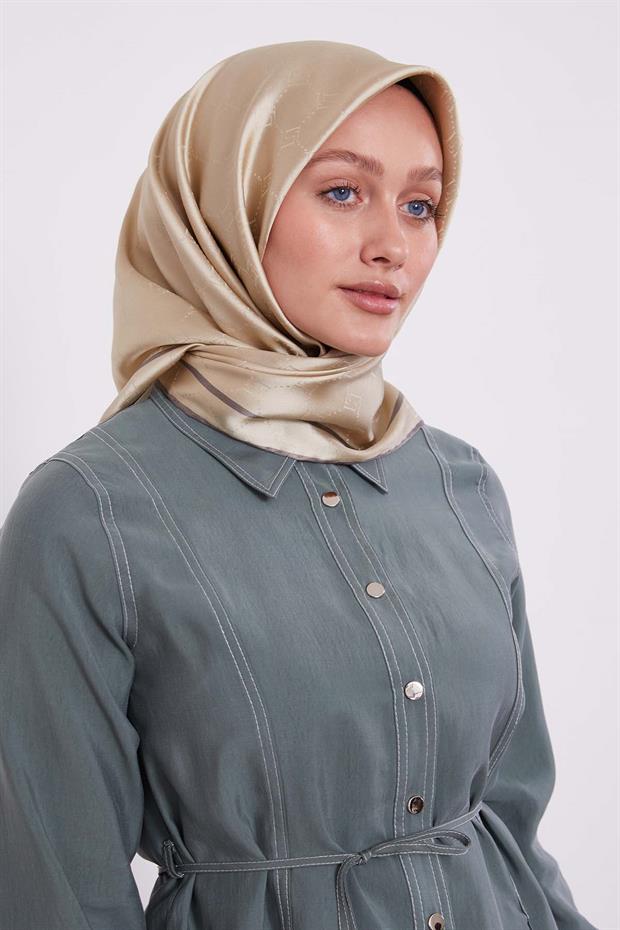 Krem Petek Desen Monogram İpek Eşarp