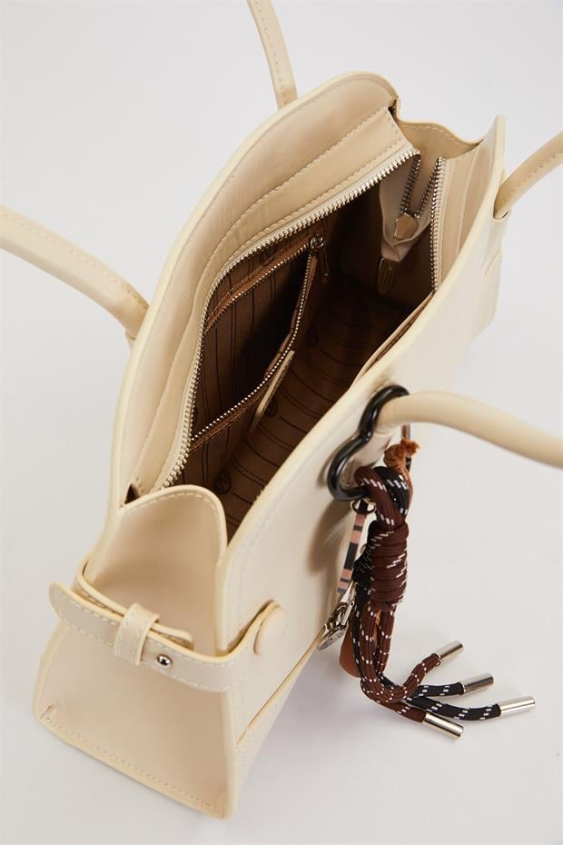 Krem Uzun Askılı Charm Detaylı Omuz Çantası