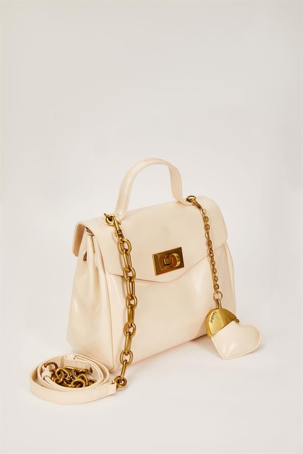Krem Zincirli Kalp Aksesuarlı El Çantası