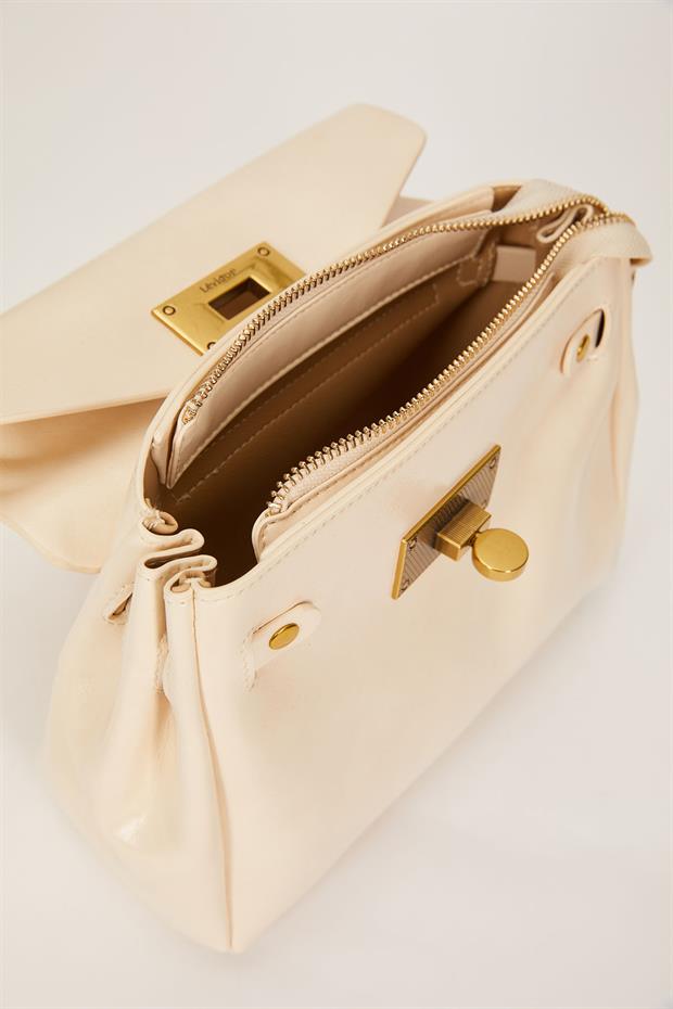 Krem Zincirli Kalp Aksesuarlı El Çantası