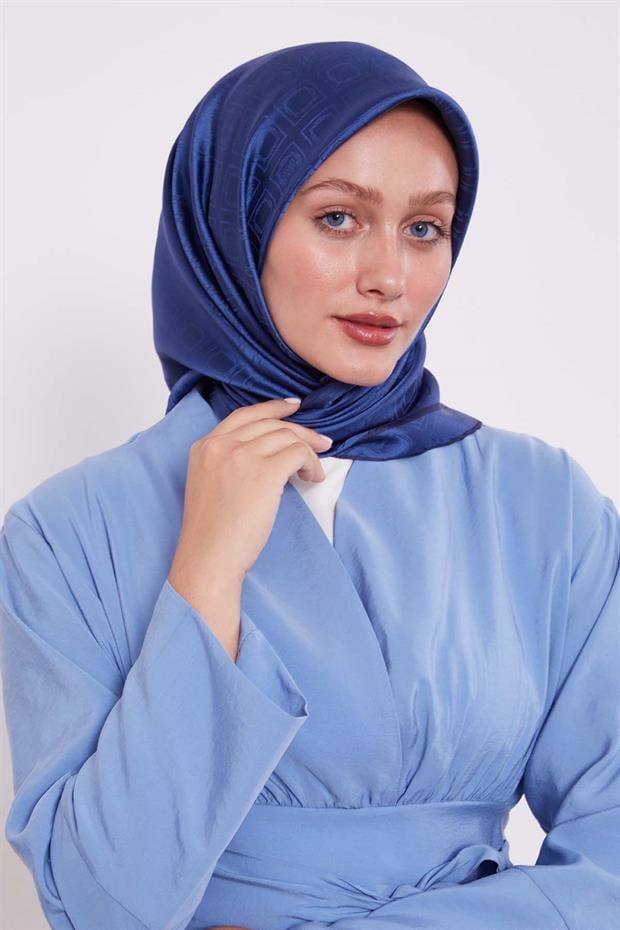 Lacivert Baklava Desen Monogram İpek Eşarp