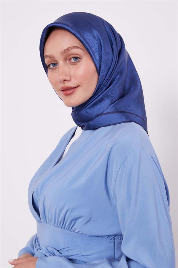 Lacivert Baklava Desen Monogram İpek Eşarp