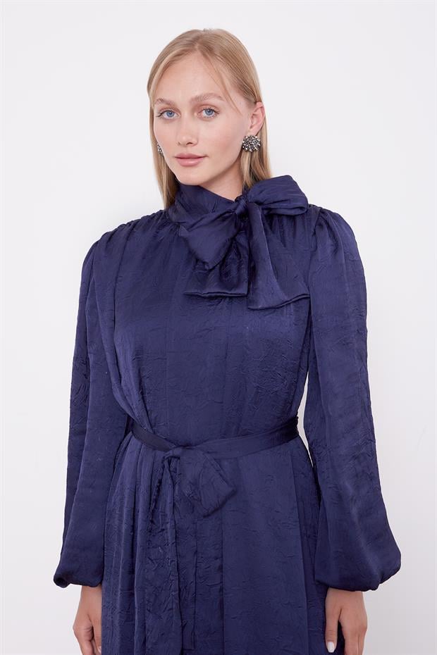 Lacivert Kuşak Detaylı Saten Kraş Elbise