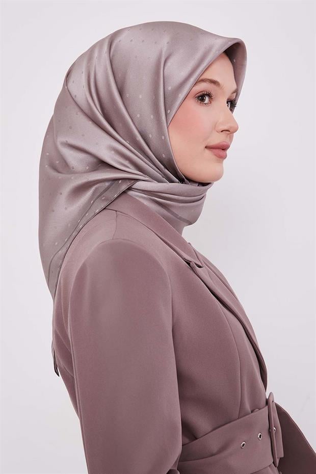 Latte Benek Desen Monogram İpek Eşarp