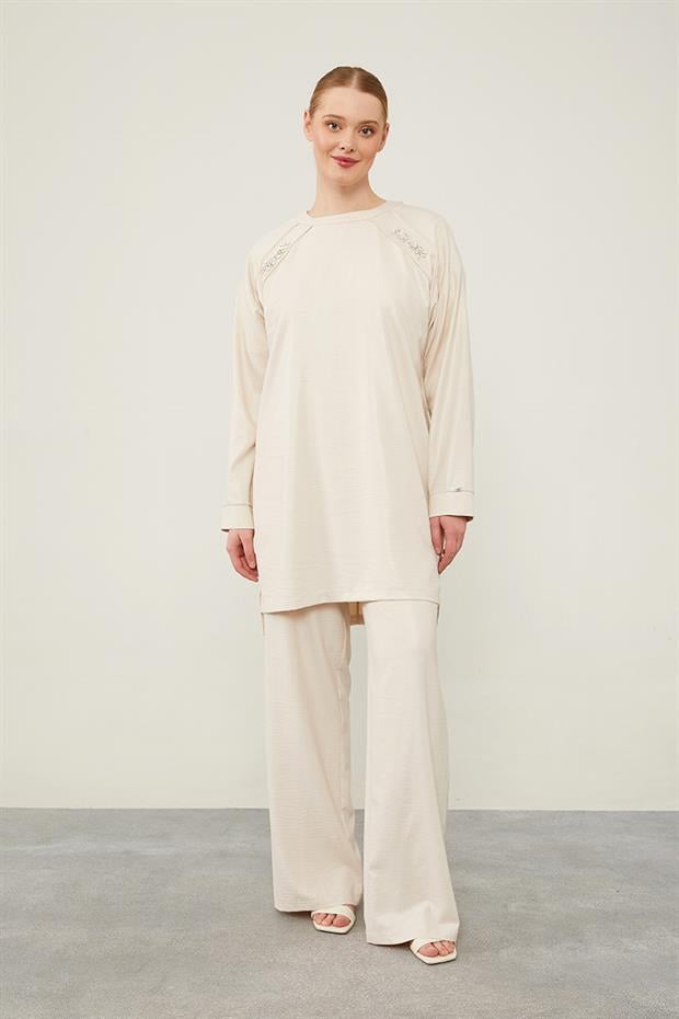 A.Bej Önü Taş İşlemeli Geniş Pantolonlu Tunik Takım