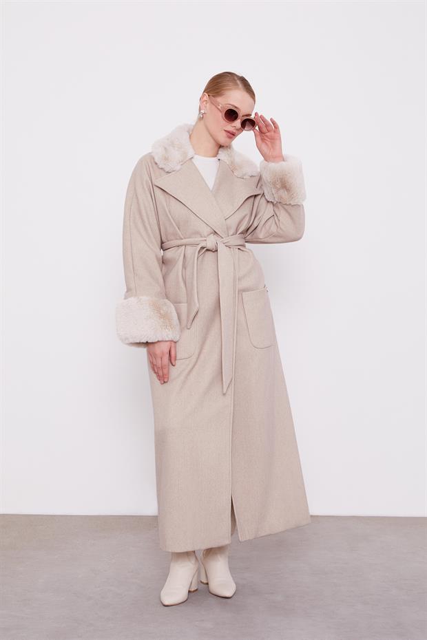 Bej Yaka Kolları Kürk Detaylı Kaban