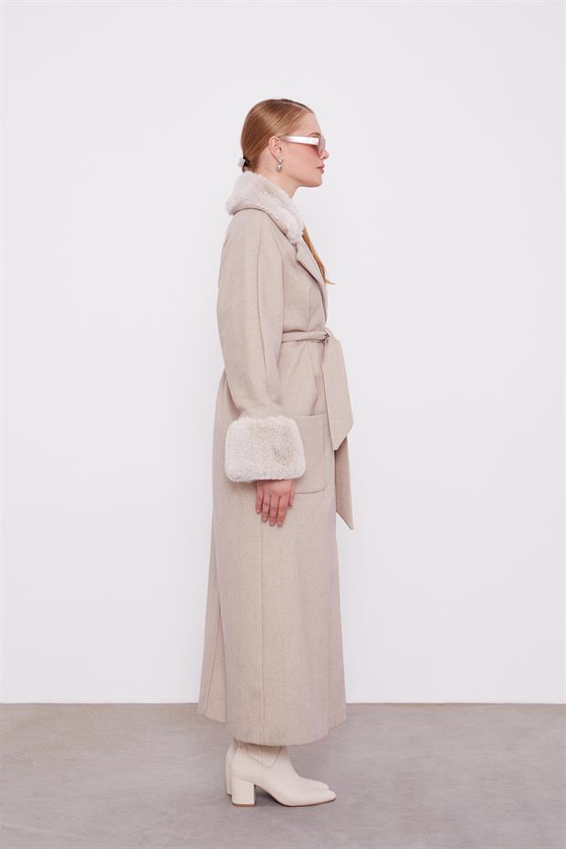 Bej Yaka Kolları Kürk Detaylı Kaban