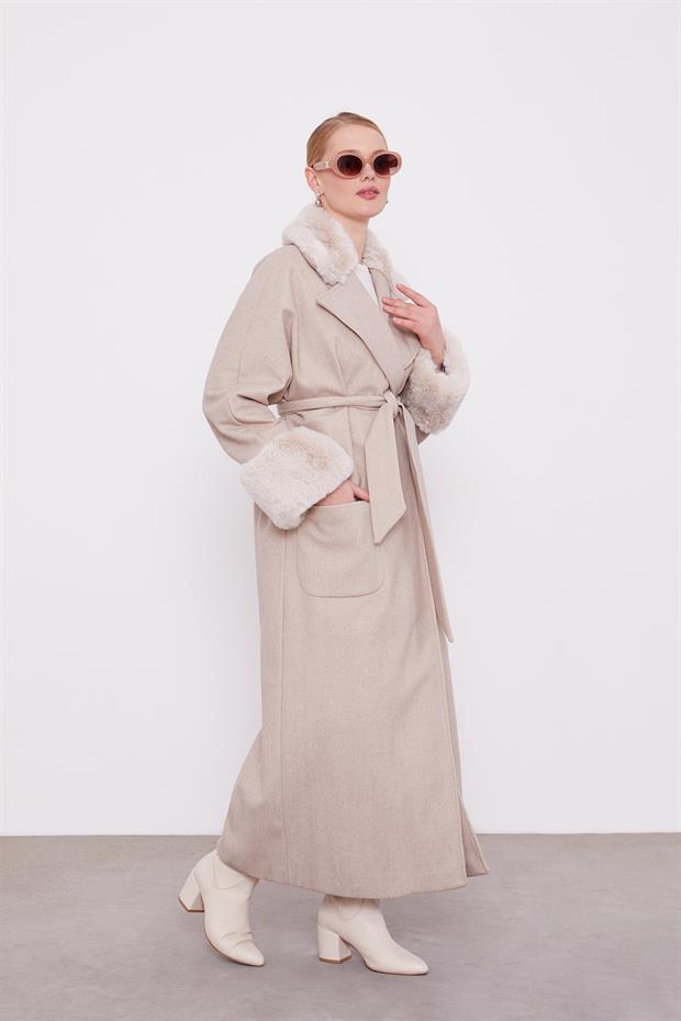 Bej Yaka Kolları Kürk Detaylı Kaban