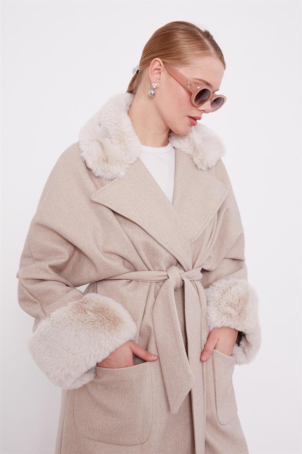 Bej Yaka Kolları Kürk Detaylı Kaban