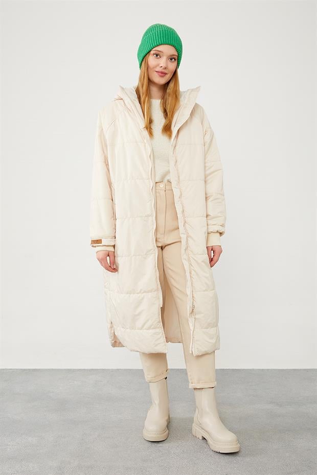 Bej Yanları Çıt Çıt Detaylı Kapüşonlu Şişme Mont