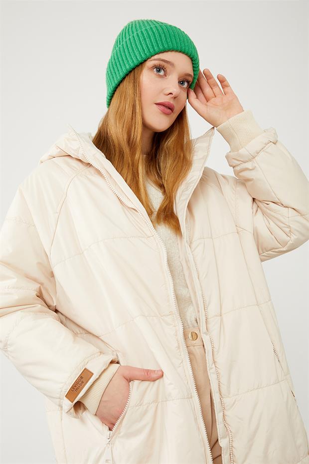 Bej Yanları Çıt Çıt Detaylı Kapüşonlu Şişme Mont