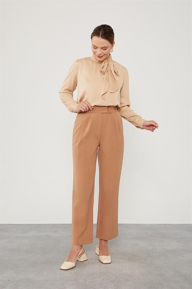 Camel Plise Detaylı Kumaş Pantolon