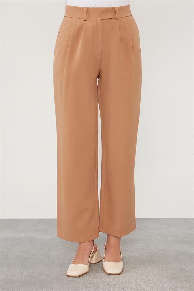 Camel Plise Detaylı Kumaş Pantolon