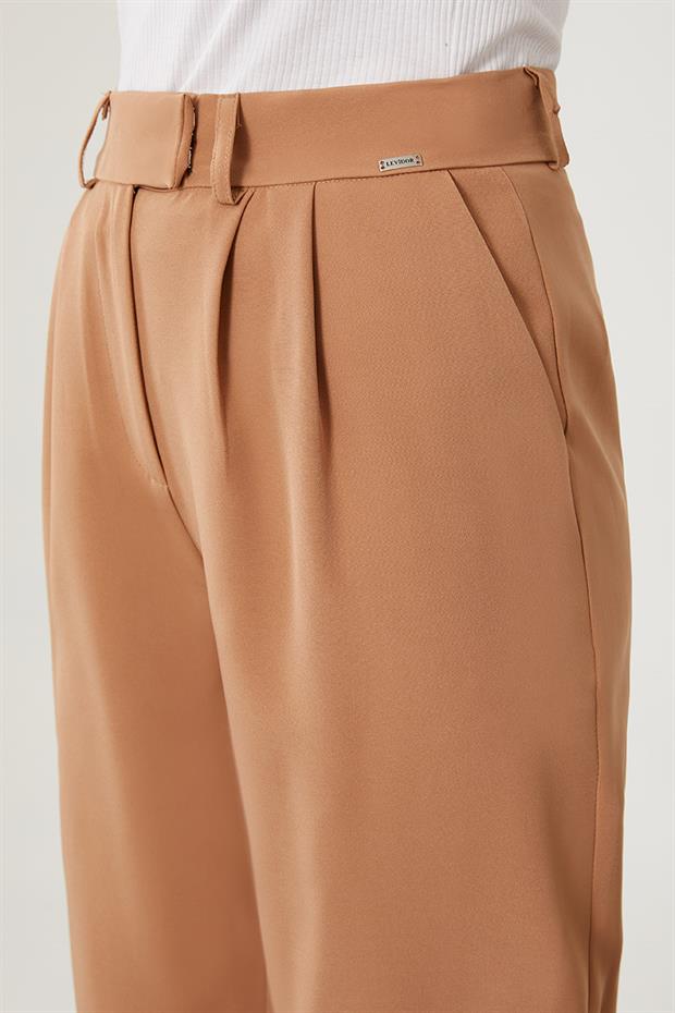Camel Plise Detaylı Kumaş Pantolon