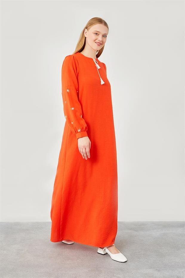 Mercan Yakası İp Bağlamalı Kolları Nakışlı Garni Elbise