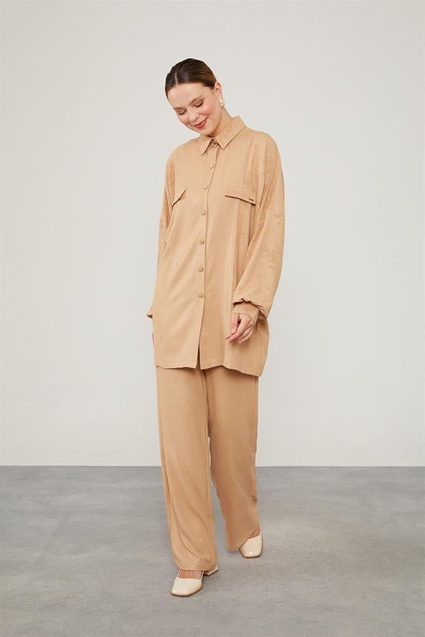 K.Bej Kendinden Desenli Jakarlı Takım