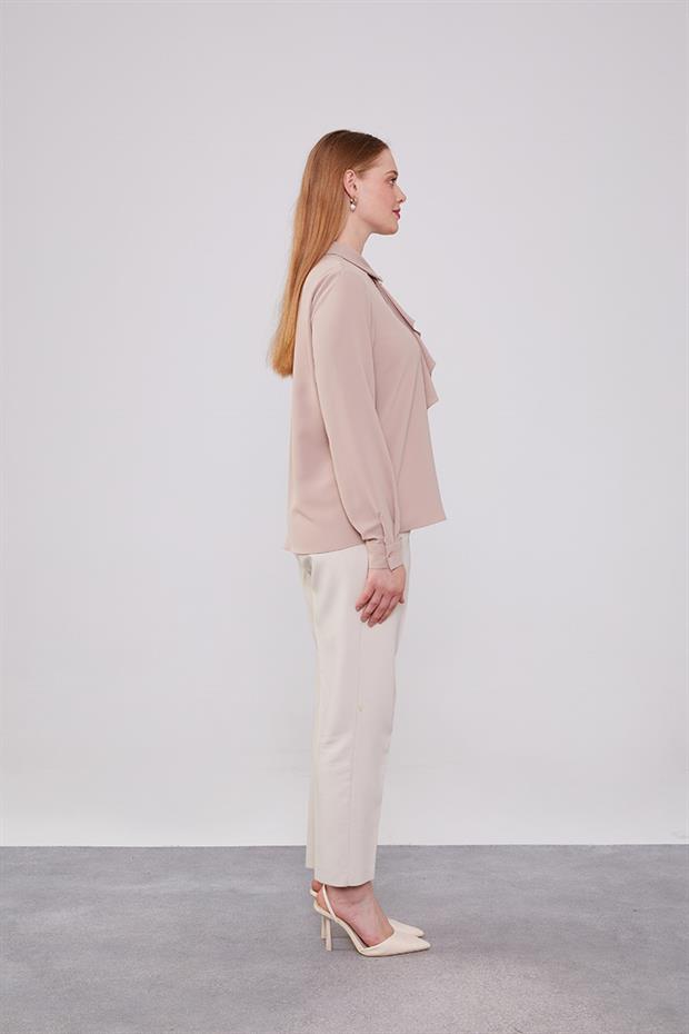 K.Bej Yakası Fular Broş Detaylı Bluz