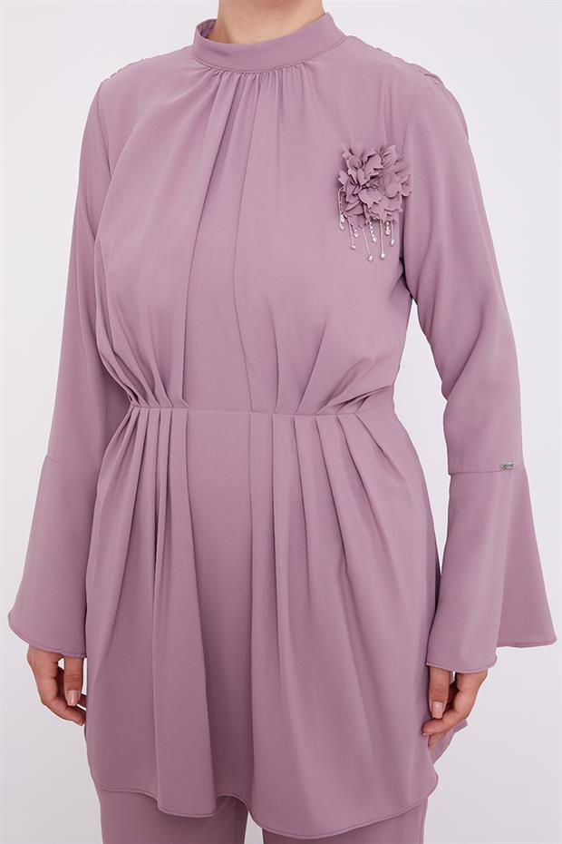 Koyu Lila Broşlu Beli Pileli Tunik Takım