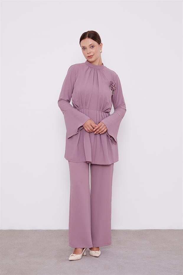 Koyu Lila Broşlu Beli Pileli Tunik Takım