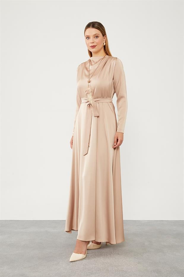 K.Bej Kuşak Bağlamalı Saten Elbise
