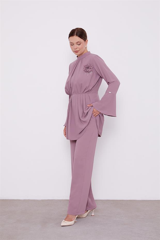 Koyu Lila Broşlu Beli Pileli Tunik Takım