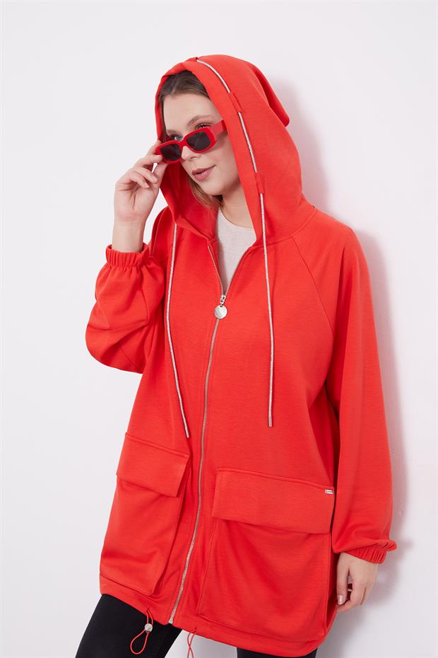 Kırmızı Kapüşonlu Taşlı İp Detaylı Kap