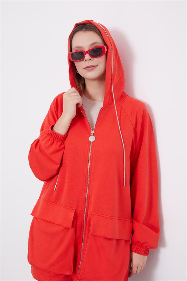 Kırmızı Kapüşonlu Taşlı İp Detaylı Kap