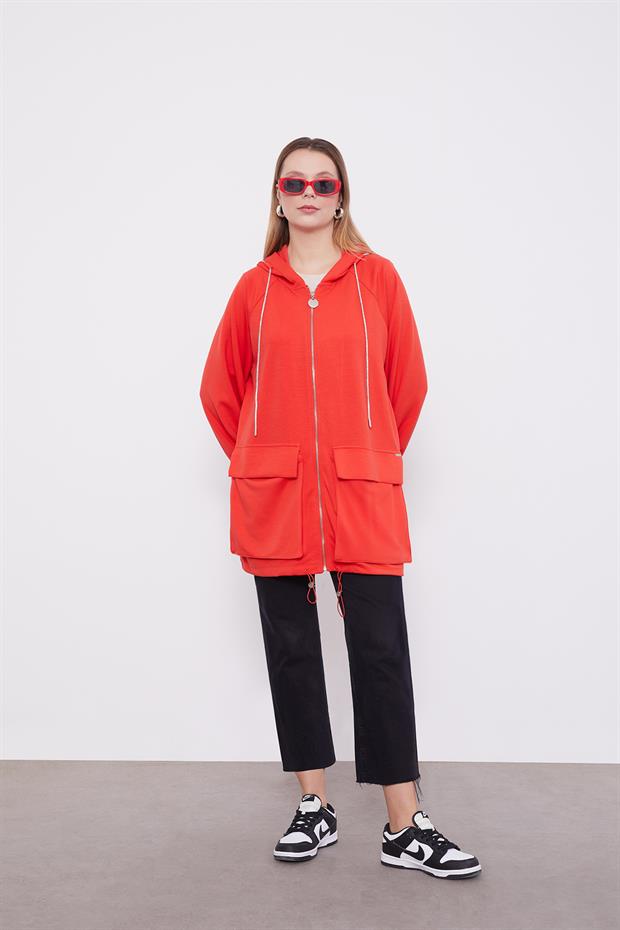 Kırmızı Kapüşonlu Taşlı İp Detaylı Kap