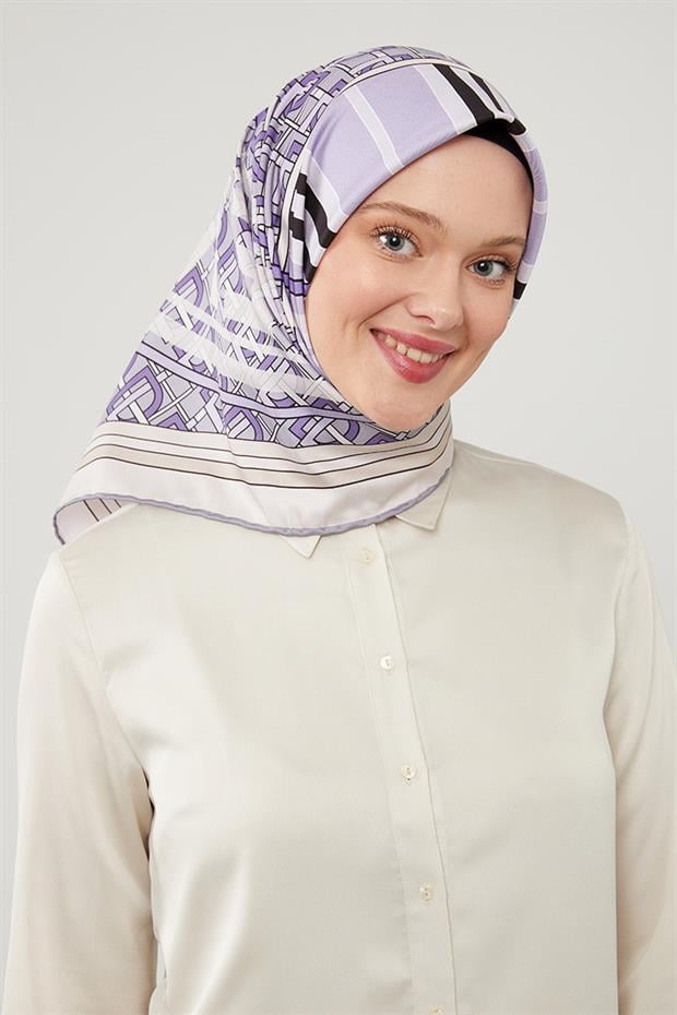 Lila Yazı Baskılı Trend Twill Eşarp