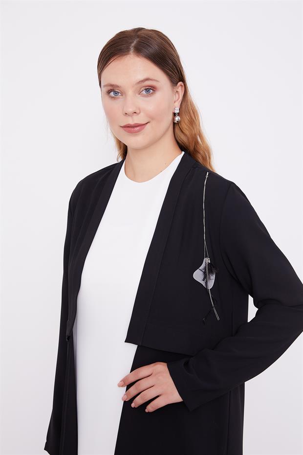 Siyah Broş Detaylı İçli Yelek Takım