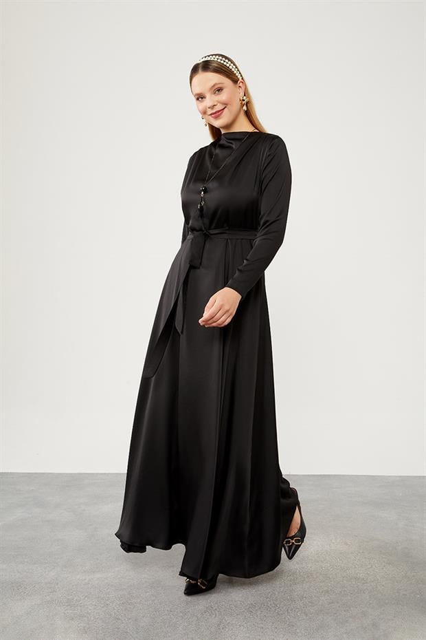 Siyah Kuşak Bağlamalı Saten Elbise