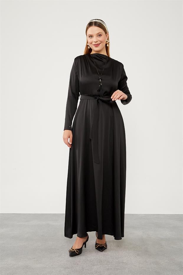 Siyah Kuşak Bağlamalı Saten Elbise