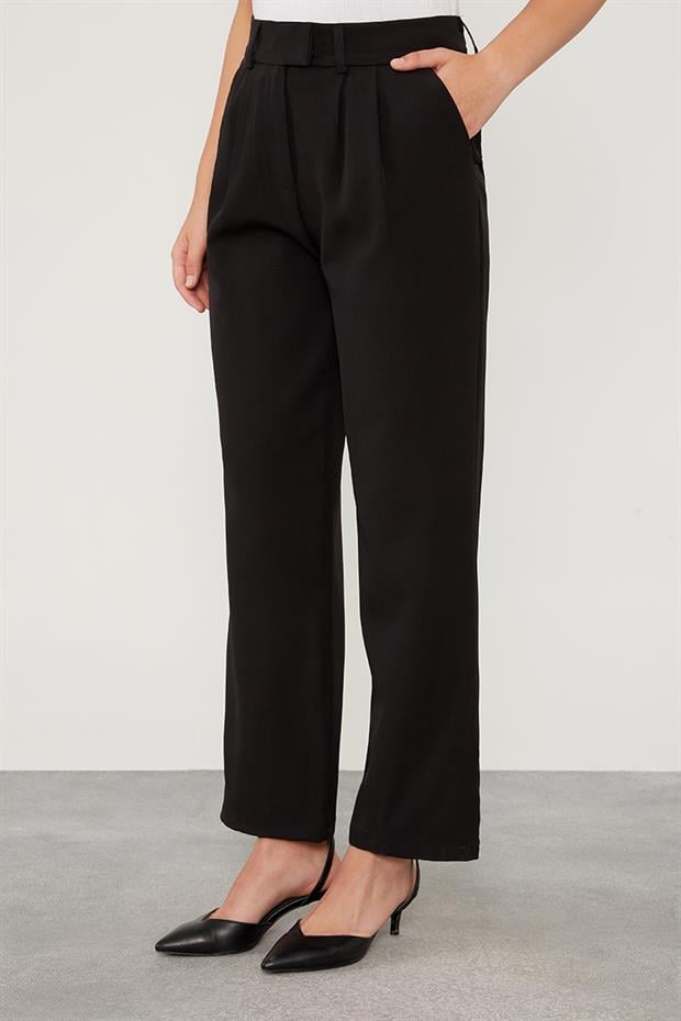 Siyah Plise Detaylı Kumaş Pantolon