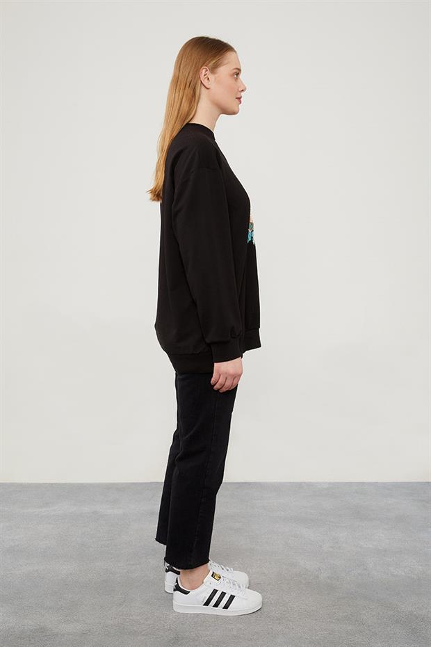 Siyah Pul İşlemeli Baskılı Sweatshirt