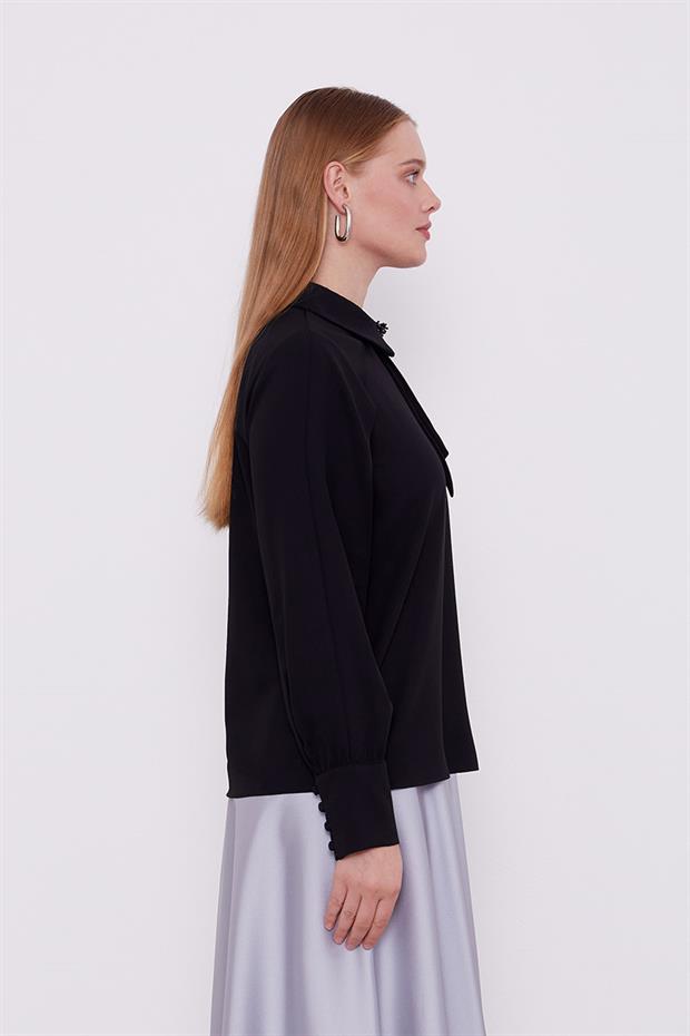 Siyah Yaka Taş Detaylı Bluz