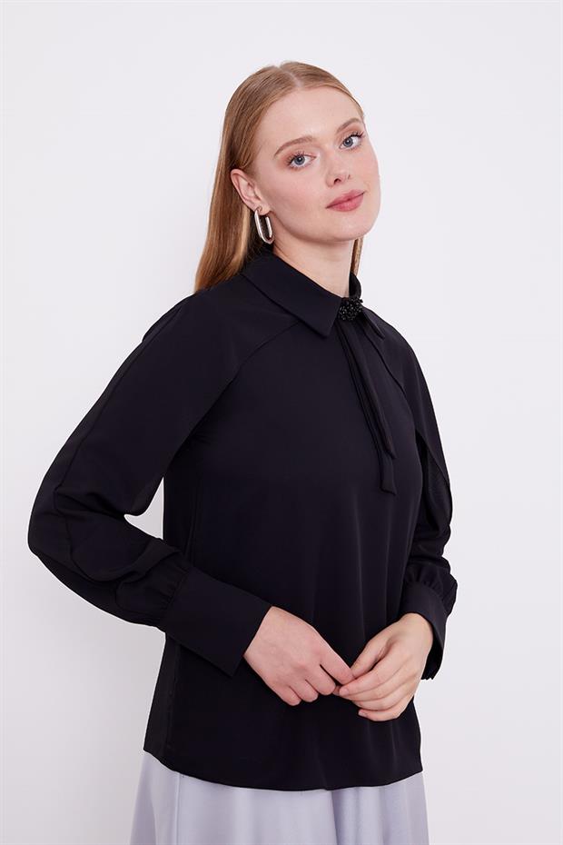 Siyah Yaka Taş Detaylı Bluz