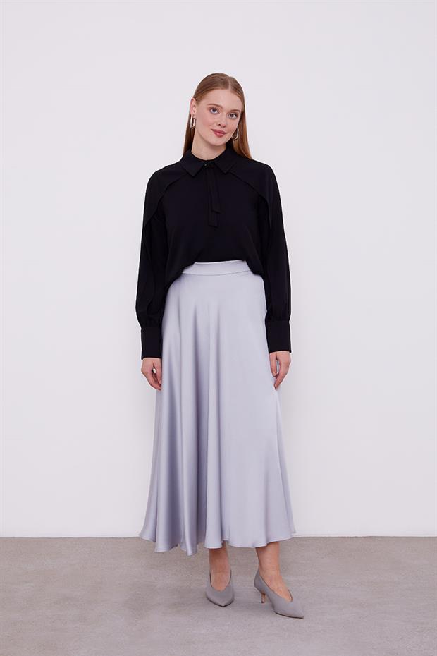 Siyah Yaka Taş Detaylı Bluz