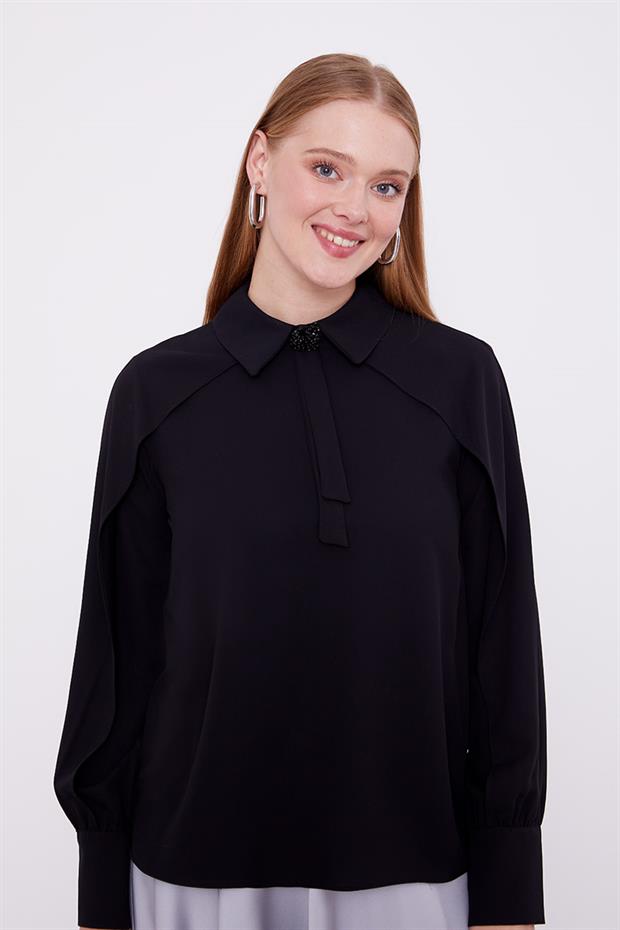 Siyah Yaka Taş Detaylı Bluz