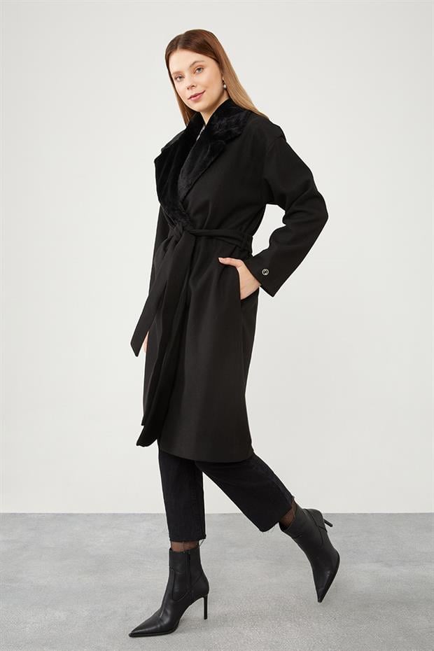 Siyah Peluş Detaylı Kaşe Kaban